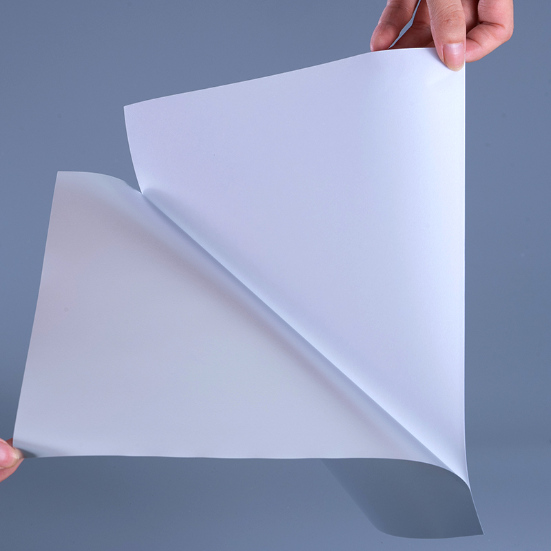 50 mic Matt ezüst poliészter film címkeanyagok vízbázisú akril ragasztóval és vízbázisú bevonattal