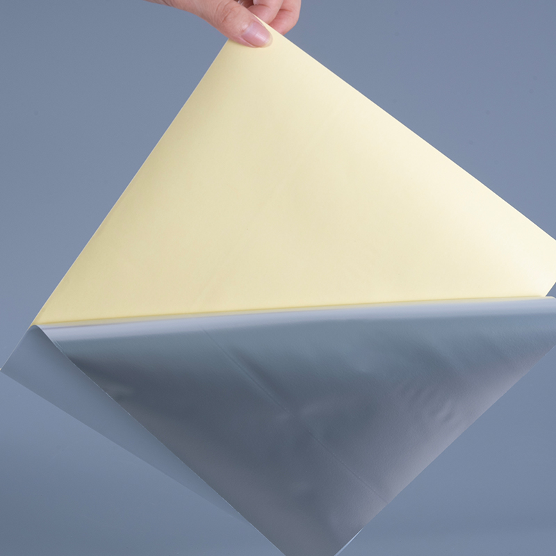 50 mic fényes fehér poliészter PET fólia öntapadó címke oldószeres akril ragasztó Jumbo tekercs digitális nyomtatáshoz