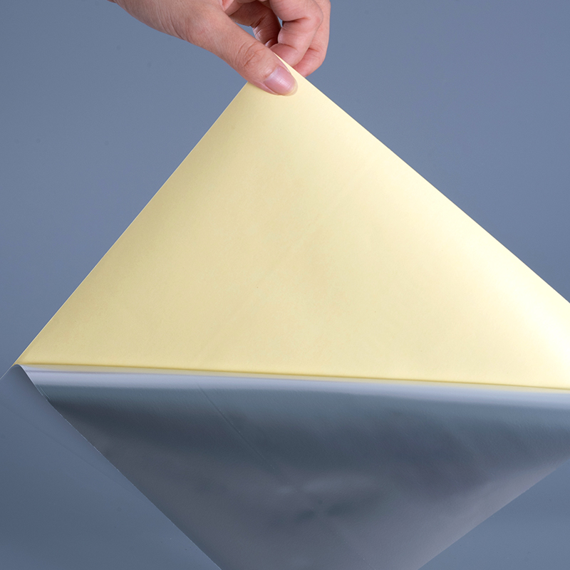 50 mic fényes fehér poliészter PET fólia öntapadó címke oldószeres akril ragasztó Jumbo tekercs digitális nyomtatáshoz