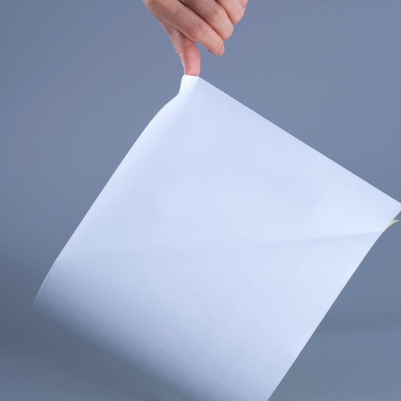 25 mic fényes PET vinilfólia címkeanyagok akril ragasztó Jumbo tekercs tintasugaras nyomtatáshoz