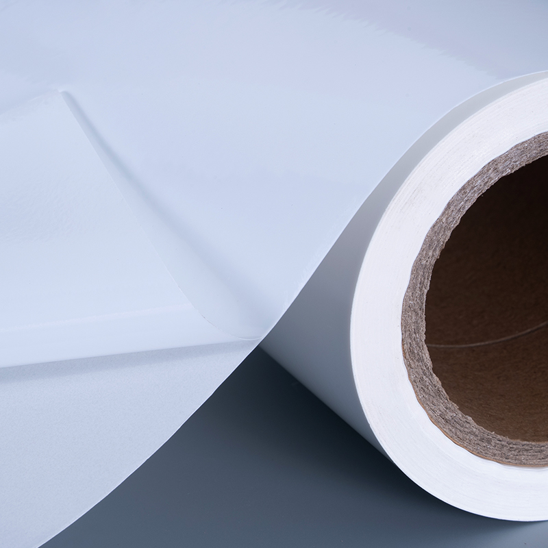 25 mic fényes PET vinilfólia címkeanyagok akril ragasztó Jumbo tekercs tintasugaras nyomtatáshoz