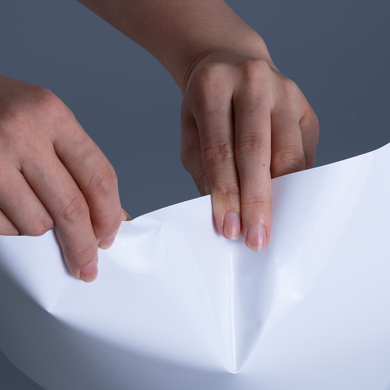 25 mic fényes PET vinilfólia címkeanyagok akril ragasztó Jumbo tekercs tintasugaras nyomtatáshoz