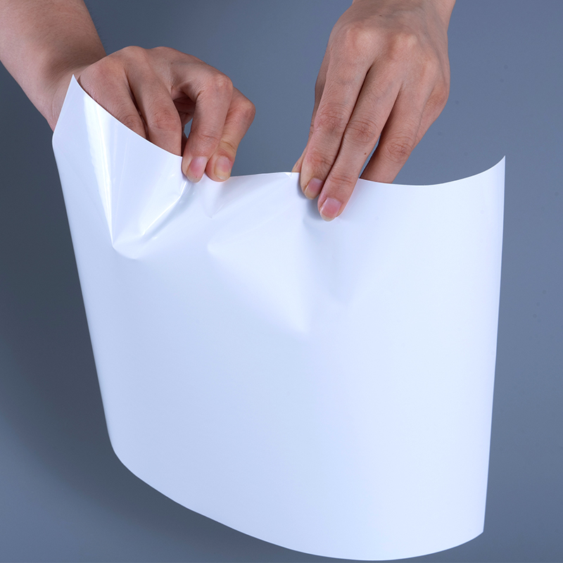 25 mic fényes PET vinilfólia címkeanyagok akril ragasztó Jumbo tekercs tintasugaras nyomtatáshoz