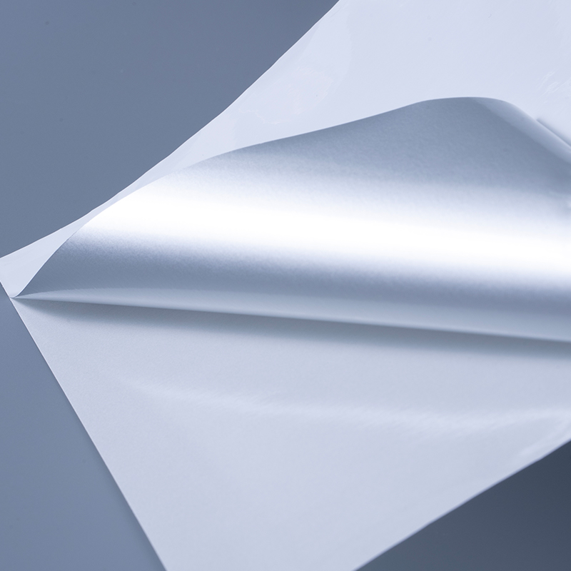 25 mic fényes fehér alumíniumozott poliészter fólia öntapadó címke vízbázisú akril ragasztóval tintasugaras nyomtatáshoz